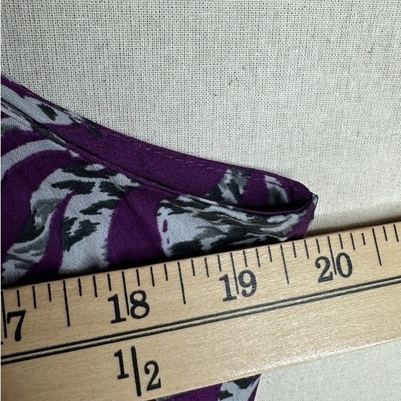 Banana Republic Leaf Print Sleeveless Blouse‎ size Medium Purple - Picture 5 of 6